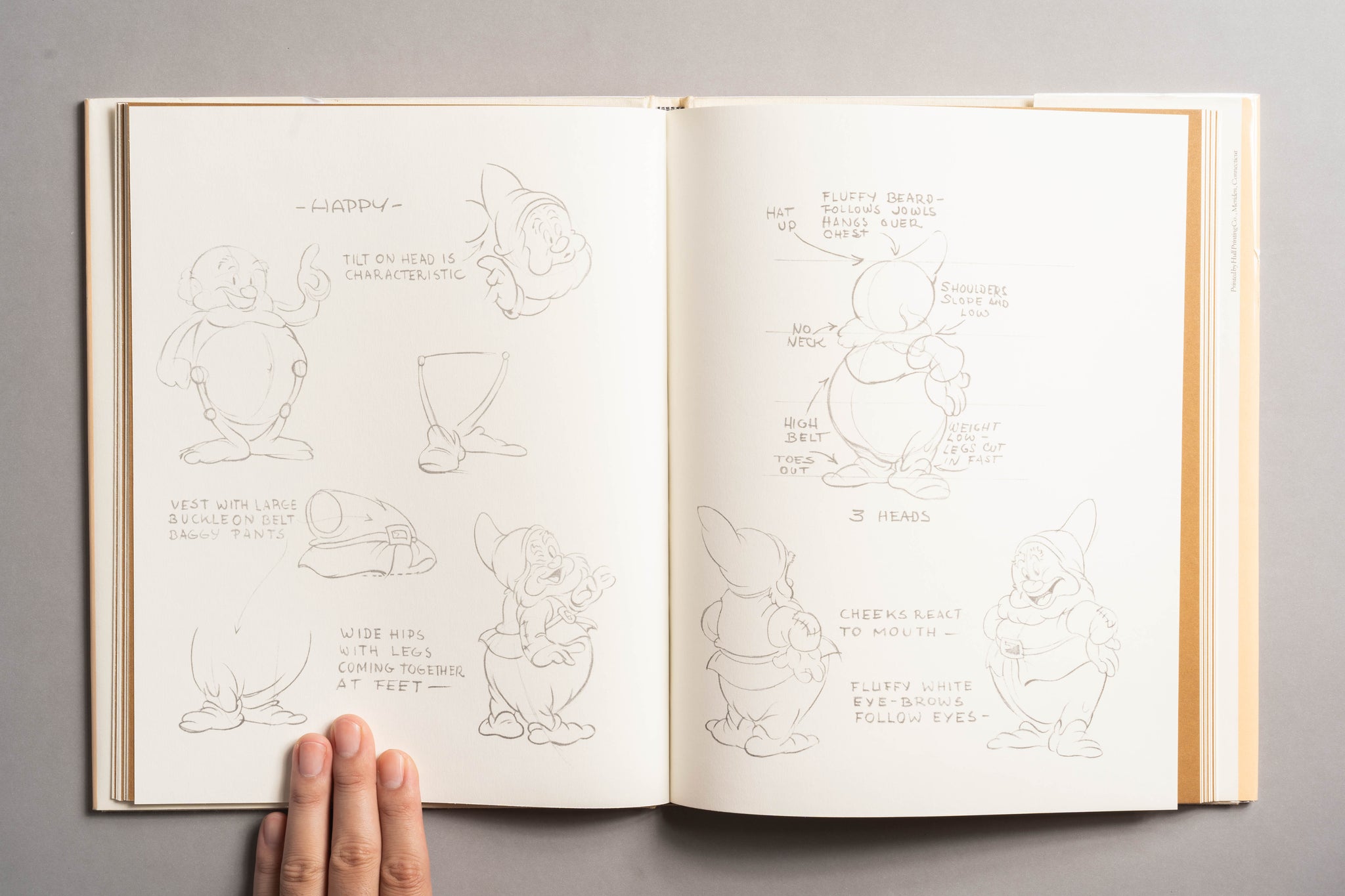 Walt Disney's Sketch Book of Snow White and the Seven Dwarfs（中譯：華特·迪士尼的《白雪公主與七個小矮人》素描集）